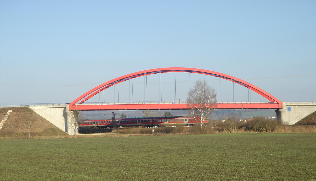 Stahlbrücke über der Bahn